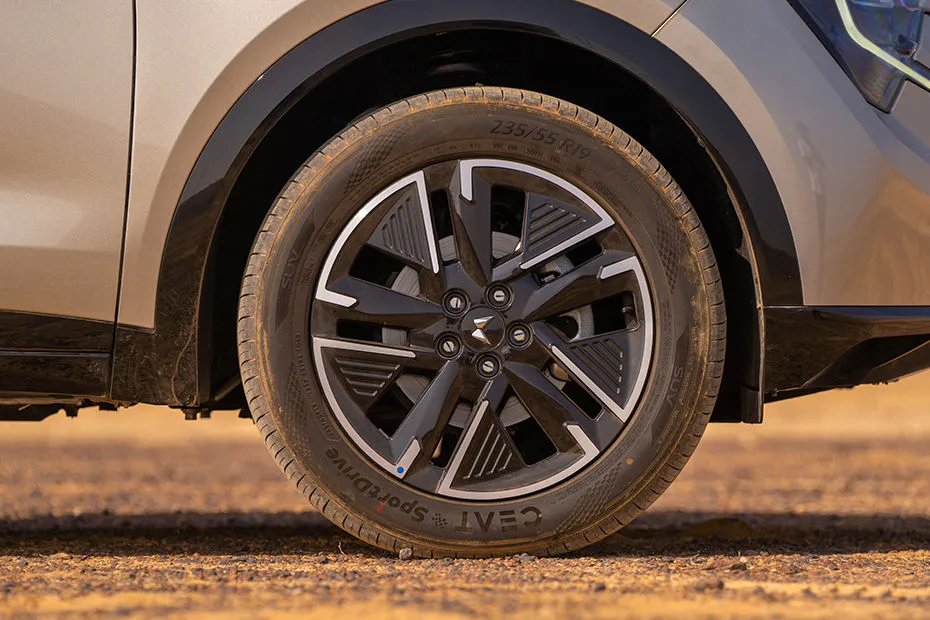 XUV 7XO alloy wheel